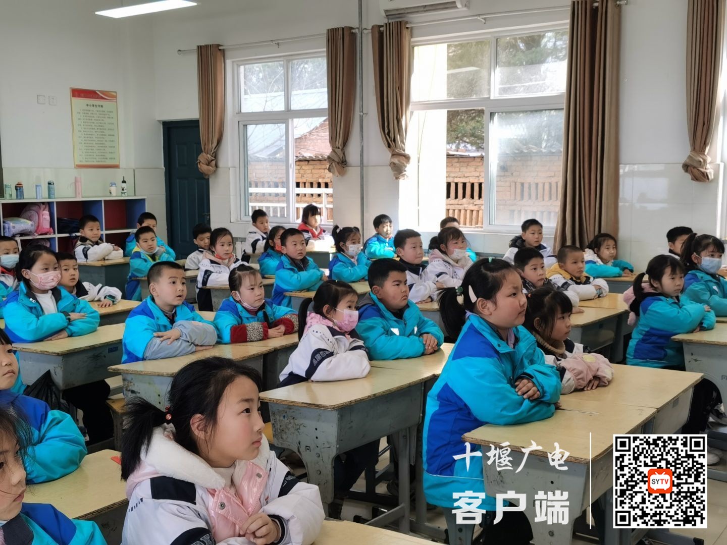 2022.3.23 十堰市东风铁路学校组织观看天宫授课 (1)