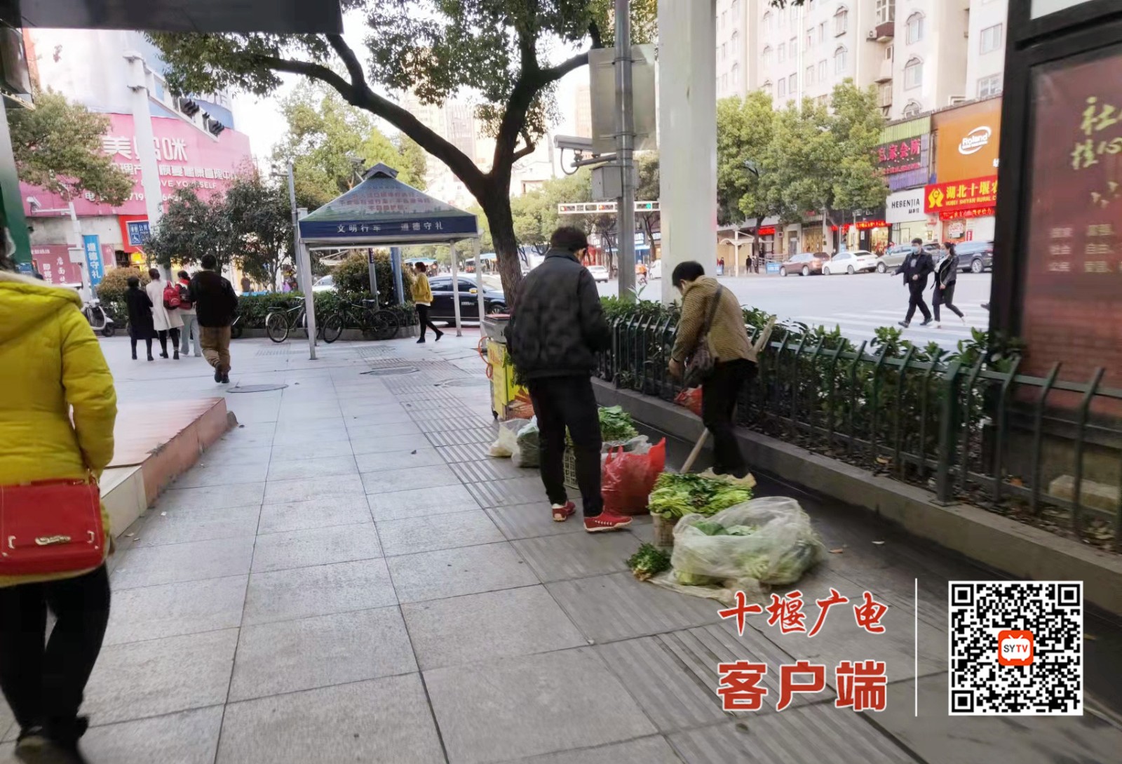 2022年3月23日，张湾大岭路路口存在流动摊贩现象