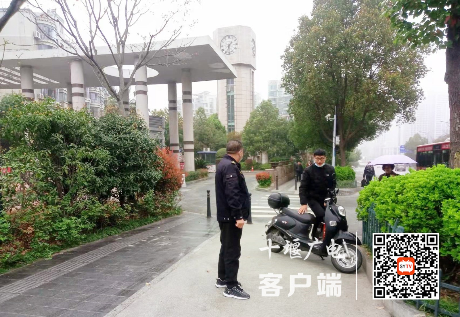 3月17日，五堰街道执法中心在天津 路巡查过程中发现人行道违章停车问题，执法人员对其进行了劝告，有效的净化了辖区市容秩序.jpg
