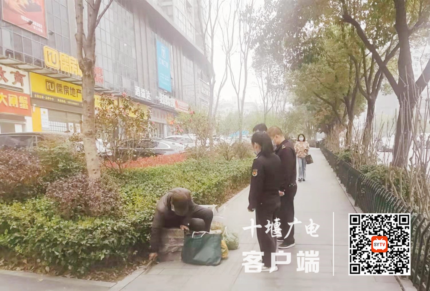 3月24五堰执法中心在北京路巡查过程中发现占道经营问题，执法人员对当事人进行了劝导，告知禁止占用公共场占道经营，有效的净化了辖区市容秩序 (2)