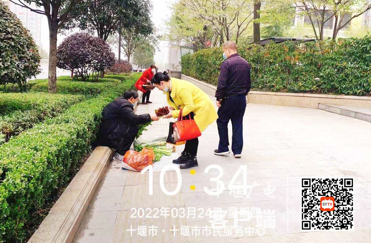 3月24五堰执法中心在北京路巡查过程中发现占道经营问题，执法人员对当事人进行了劝导，告知禁止占用公共场占道经营，有效的净化了辖区市容秩序 (3)
