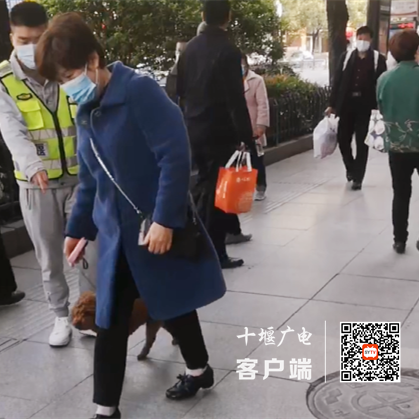 执法人员在人民路巡查发现一蓝衣女士遛狗不牵绳，经执法人员现场劝导后，当事人立即整改