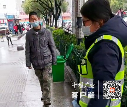 执法人员在人民南路巡查发现一灰衣男子乱丢烟头，经执法人员劝导后，当事人当即整改，将烟蒂扔进垃圾桶