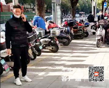 执法人员在人民南路巡查发现一黑衣男子乱丢烟头，经执法人员劝导后，当事人立即拾起烟蒂