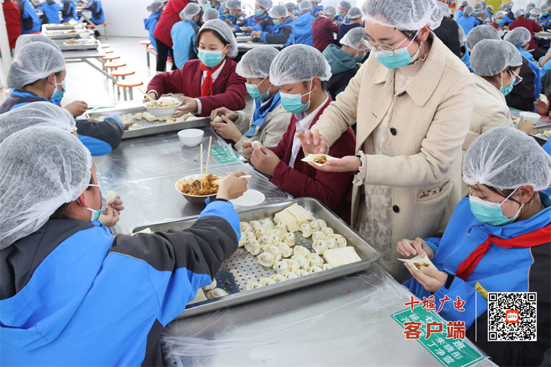 教师积极参与包饺子