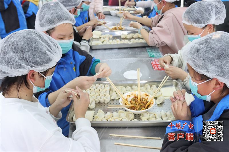 学生自己动手包饺子
