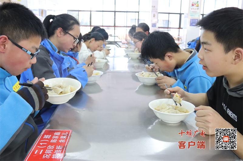 学生品尝自己包的饺子