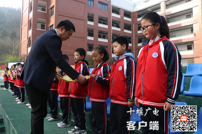 校长杨志江为新时代好少年颁奖