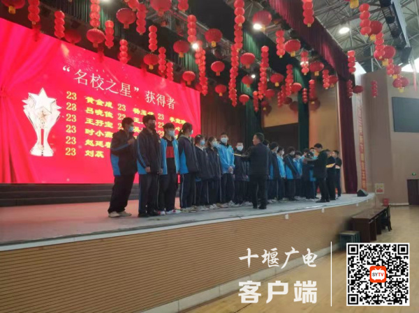 年级领导为优秀学生颁奖