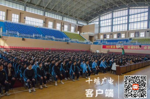 学生认真参会