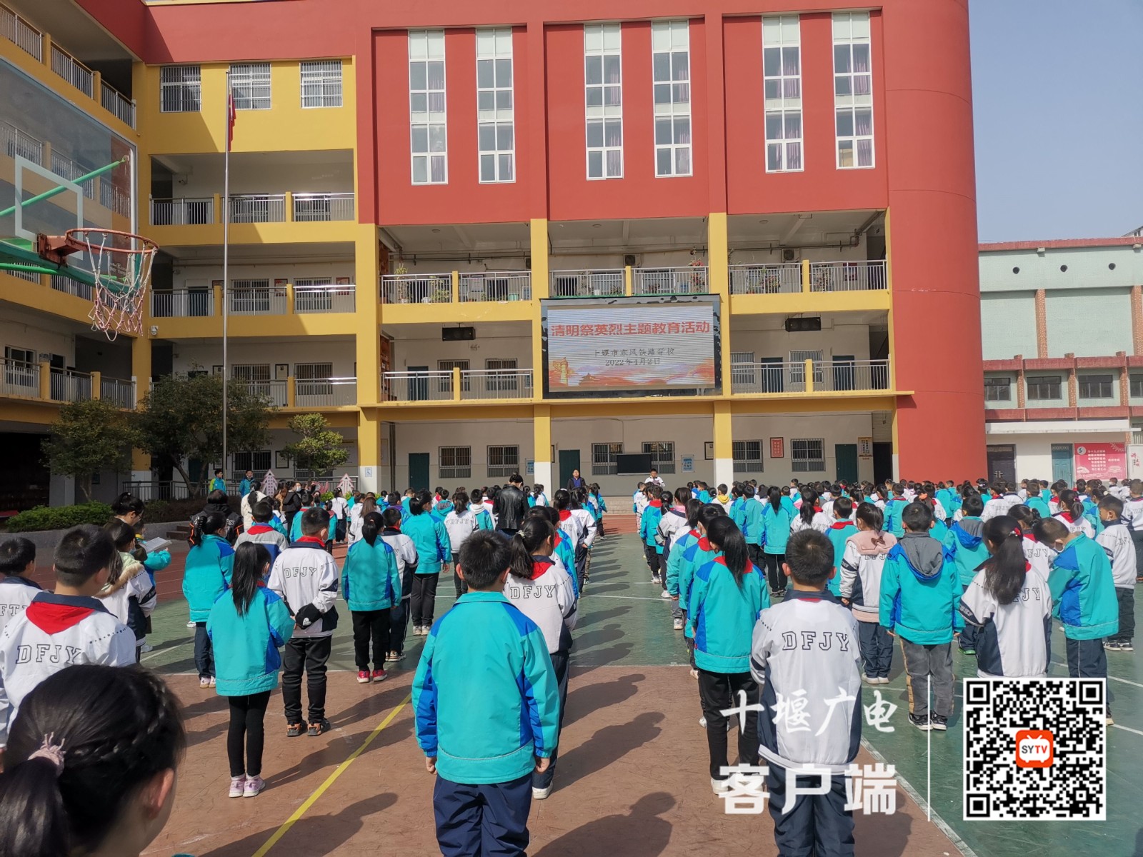 2022.4.2 十堰市东风铁路学校开展 清明祭英烈 主题教育活动 (3)