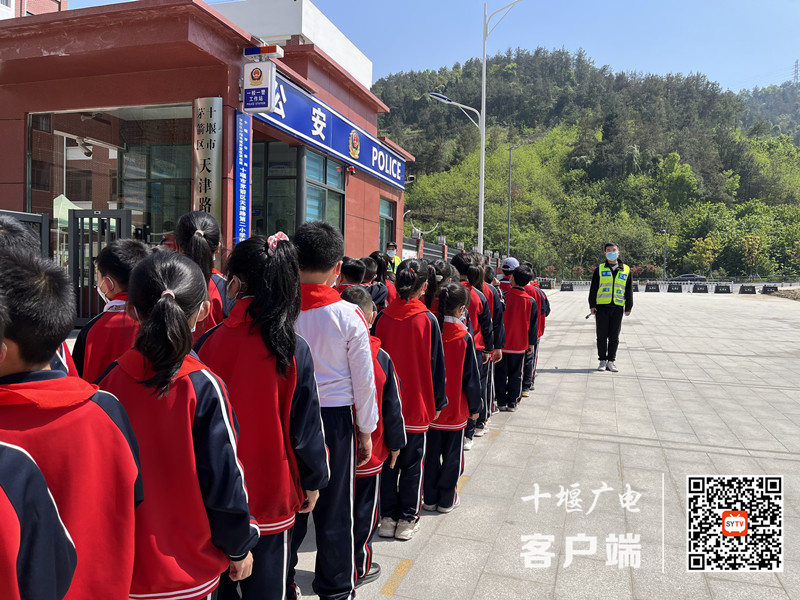平安义警校门外执勤