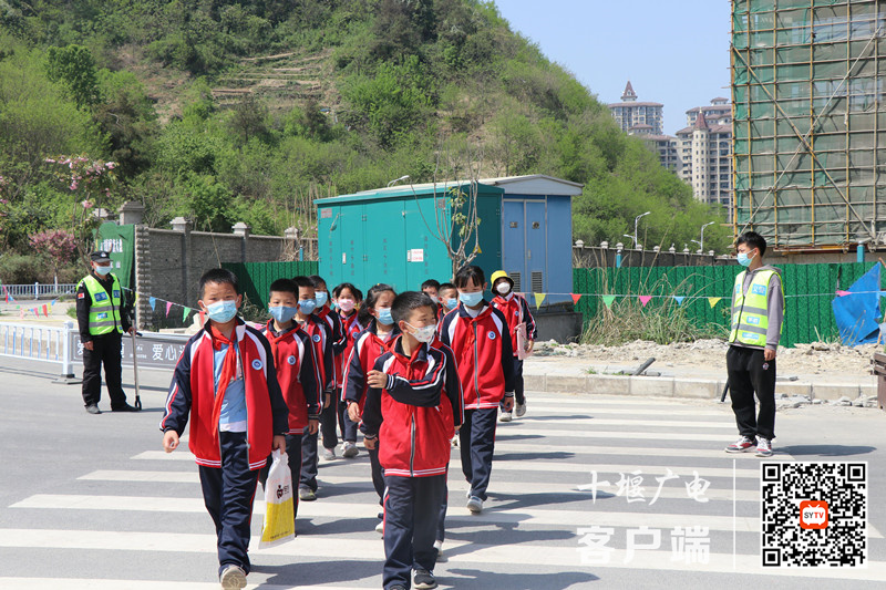 平安义警在斑马线处执勤