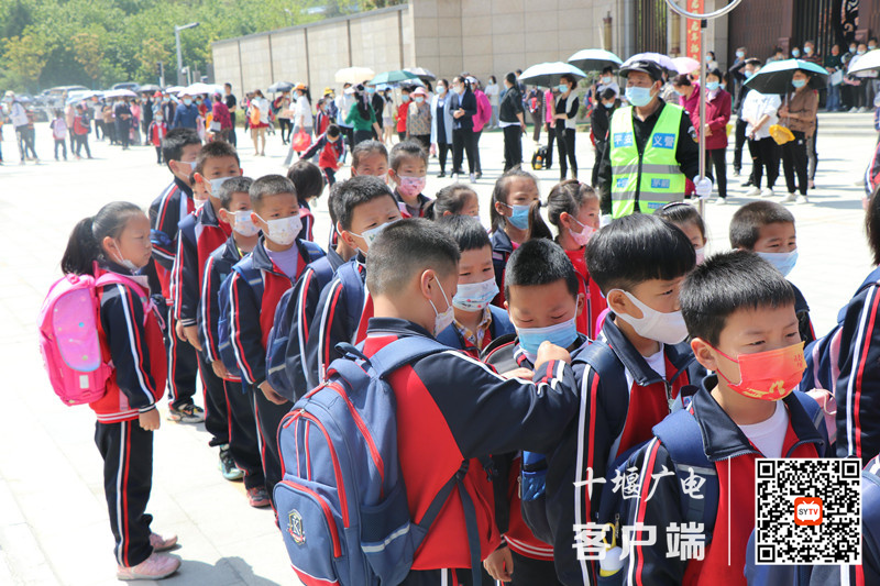 校外执勤 确保学生有序离校