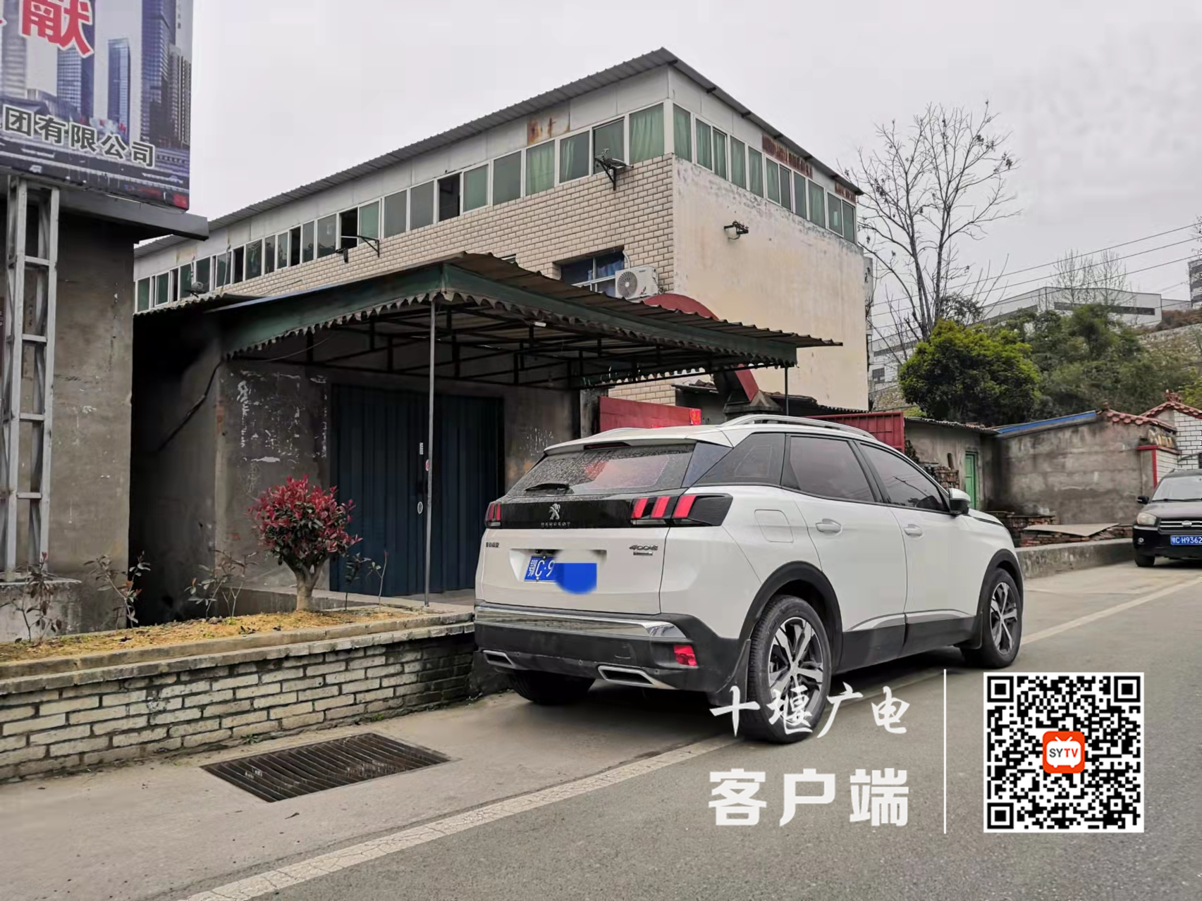 2022年4月7日，花果街道龙泉寺路口存在车辆乱停放现象