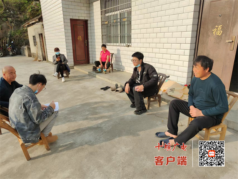 中坝乡年轻干部在龙滩村入户走访