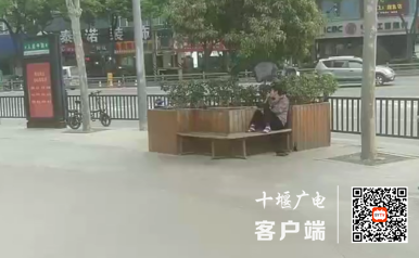 人民中路万秀城附近，执法人员发现一市民躺坐在休闲椅上乱扔果壳