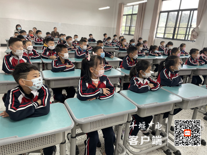 学生们认真观看“国家安全”微动画