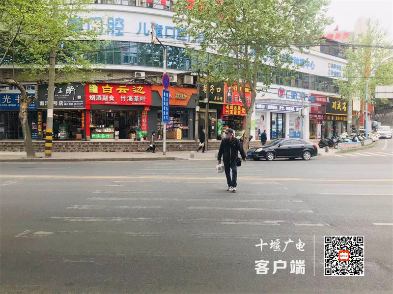 2022年4月14日，张湾区车城西路巷子口门前行人横穿马路0877e3765d094787b482e50961d1bb91