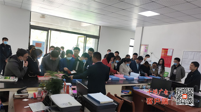 在共青村查阅档案