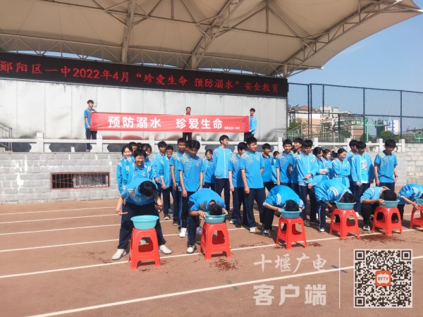 学生开展一分钟憋气体验