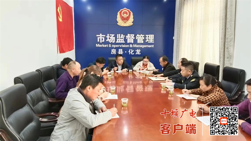 人大代表对化龙堰镇市场监管所开展执法检查