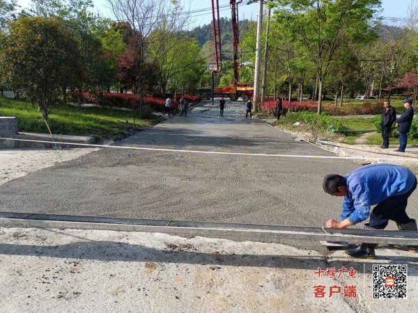 回船村对老村委会旁边，吴家沟口破损路面进行修补