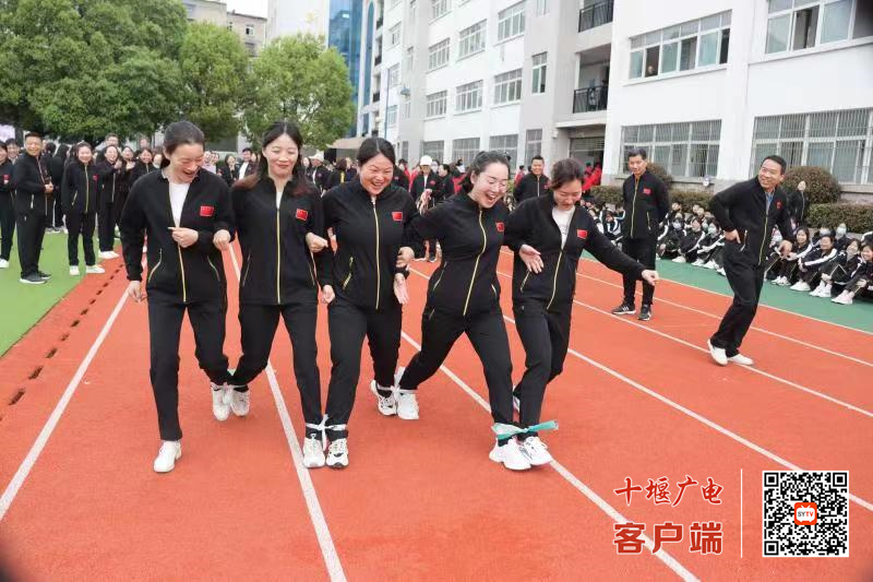 房县实验中学举行庆五一暨首届趣味运动会