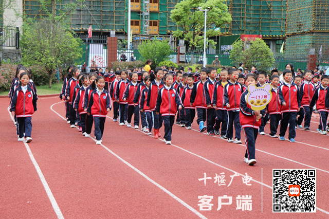 运动员迈着整齐的步伐入场