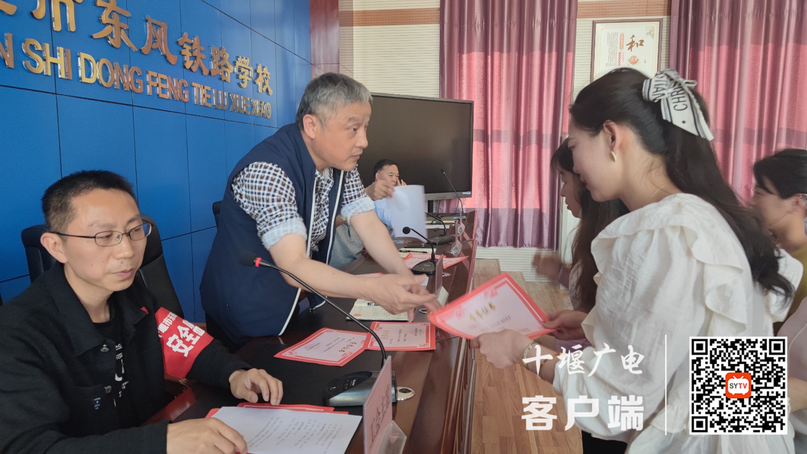 2022.5.5 十堰市东风铁路学校召开五四表彰暨庆祝建团百年大会 (6)