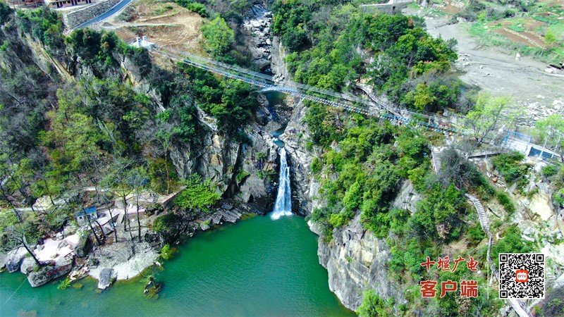 青峰大裂谷景区吊桥_副本