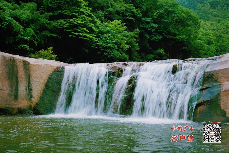 青峰大裂谷景区瀑布