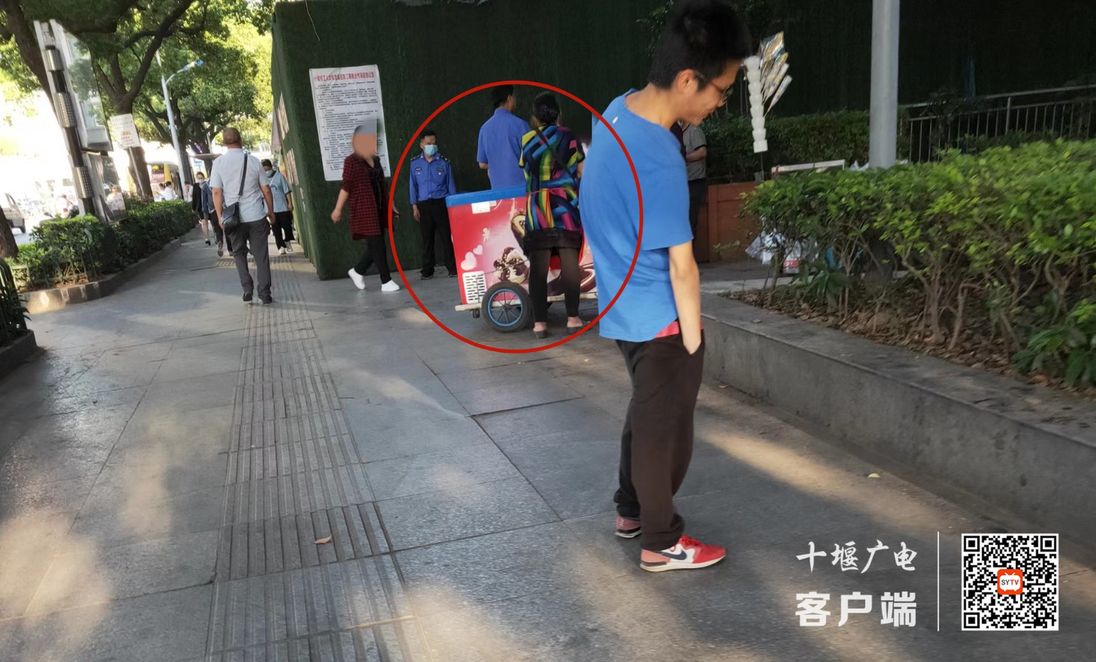 00人民广场周边存在流动摊贩现象_副本