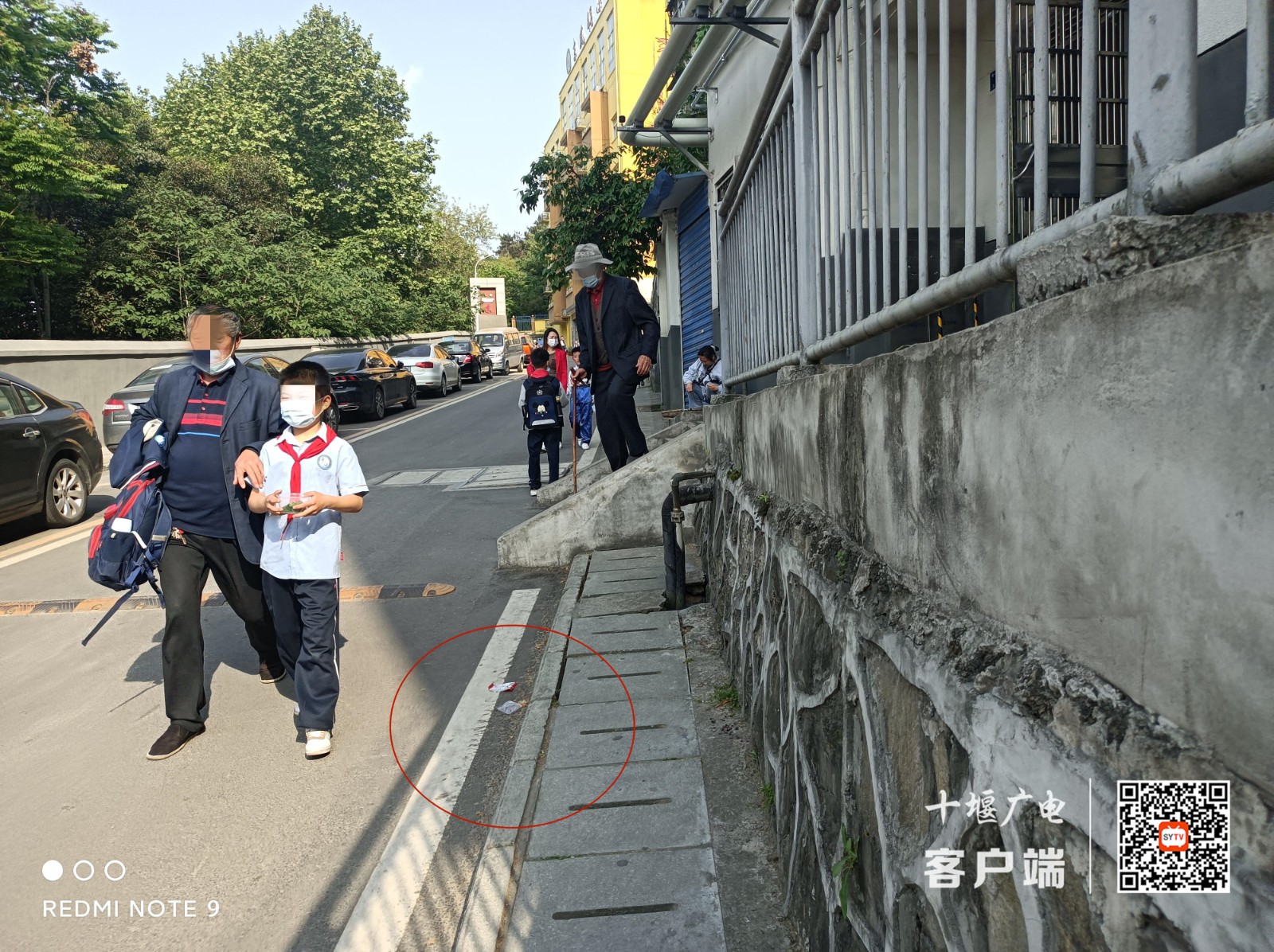 0248小学周边存在乱扔垃圾现象