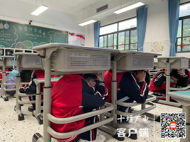 学生在教室内应急避险