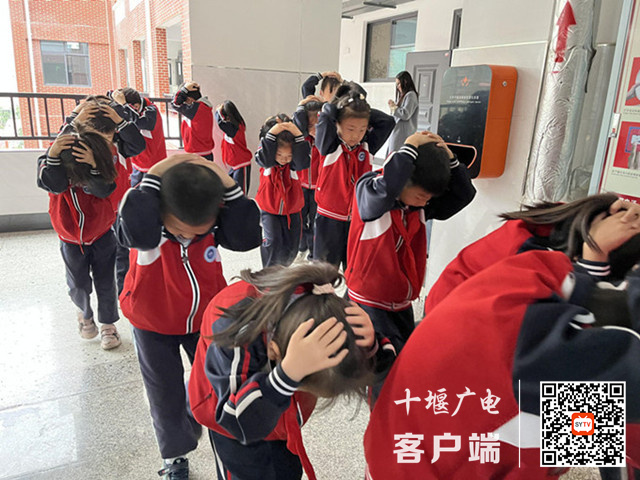 学生有序撤离