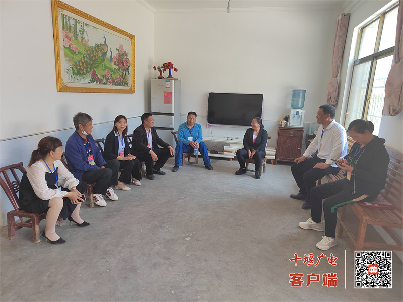 代表走访选民