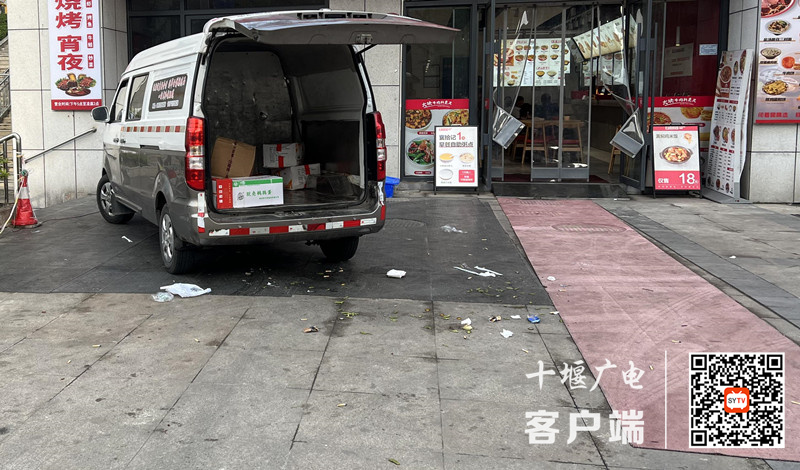 01方山路小吃店门口存在乱扔垃圾现象