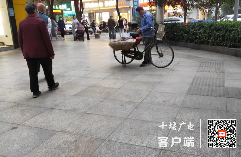 02大岭路存在流动摊贩现象