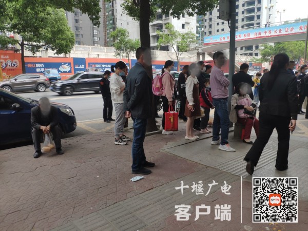 不戴口罩扎堆聚集