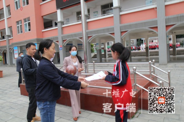 副校长瞿爱冷为获奖班级颁奖