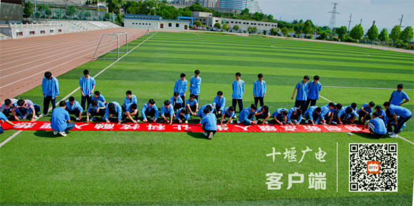 学生在宣传横幅上签名 2