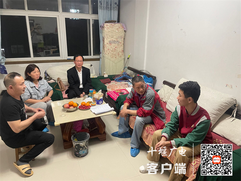 九年级蹲点领导和教师开展家访 (2)