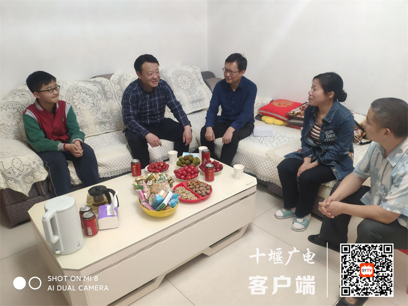 九年级蹲点领导和教师开展家访 (1)