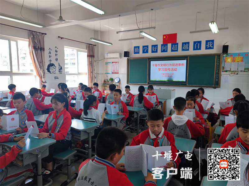 2022年5月19日，十堰市东风52小学进行学习《十堰市文明行为促进条例》活动8(1)