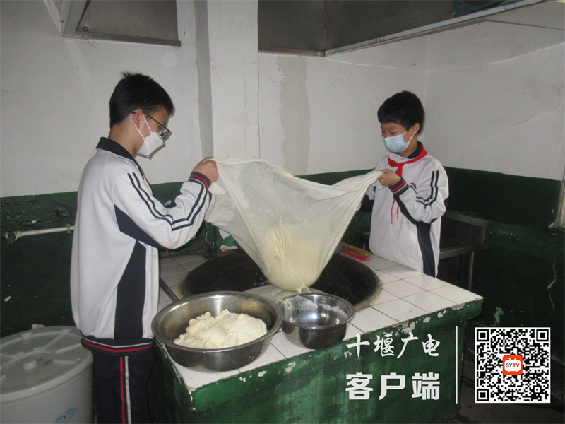 同学们协力制作豆花
