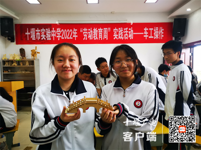 学生合力制作拱桥