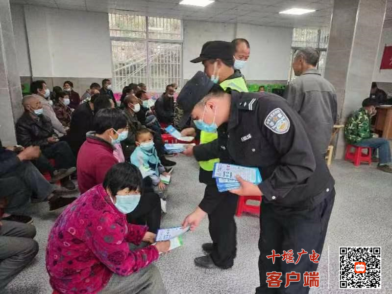 派出所民辅警发放反诈宣传资料_毒霸看图