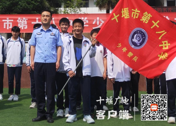 花果派出所所长陈俊与市十八中少警队学生代表合影留恋