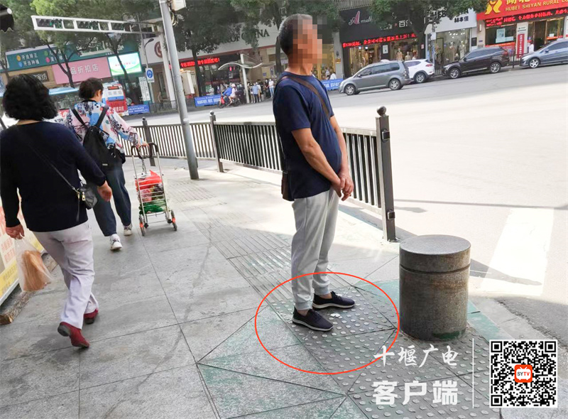 大岭路存在乱丢垃圾的不文明行为
